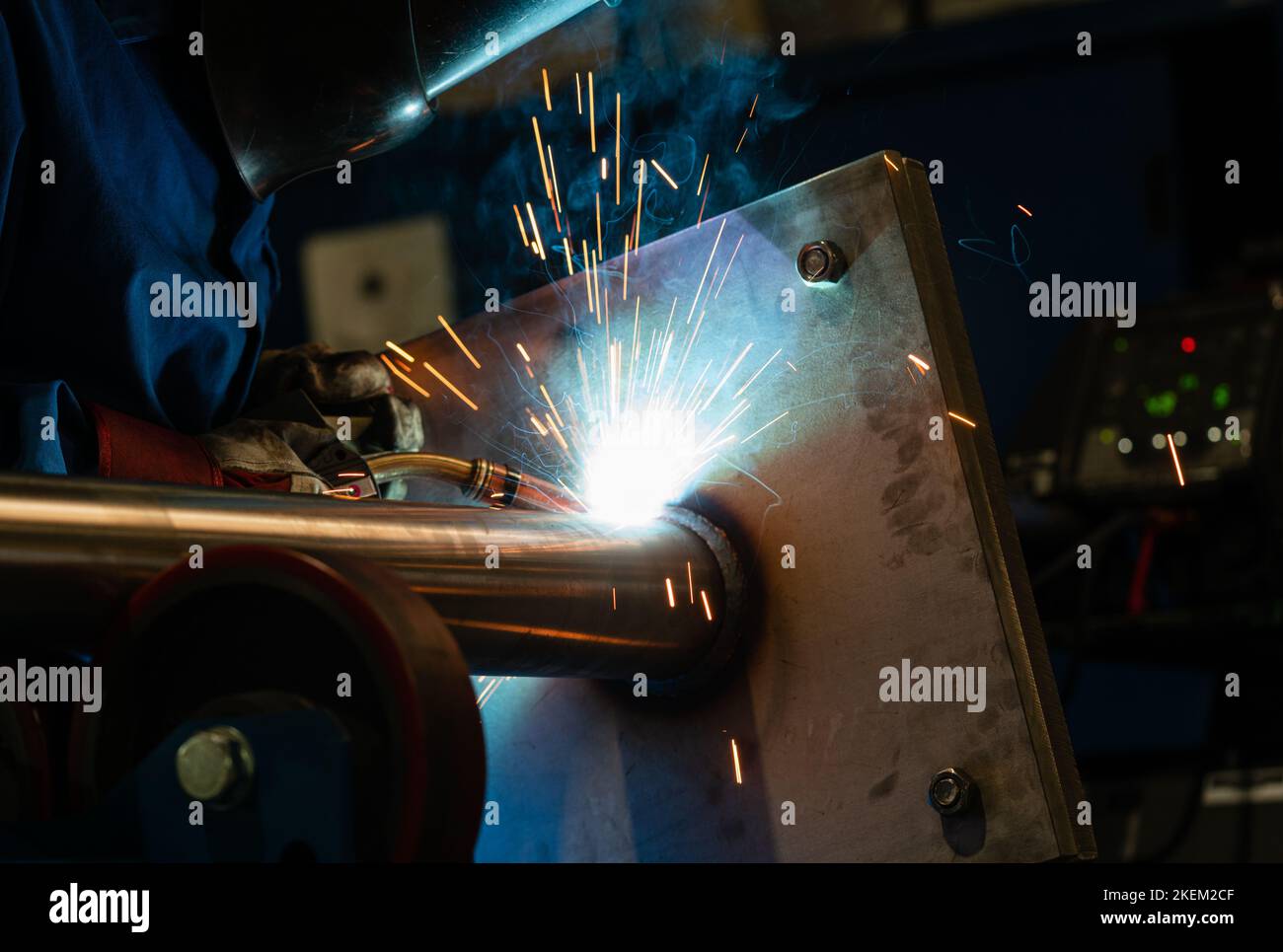 Arbeiter schweißen Metallteile in der Fabrik Stockfoto