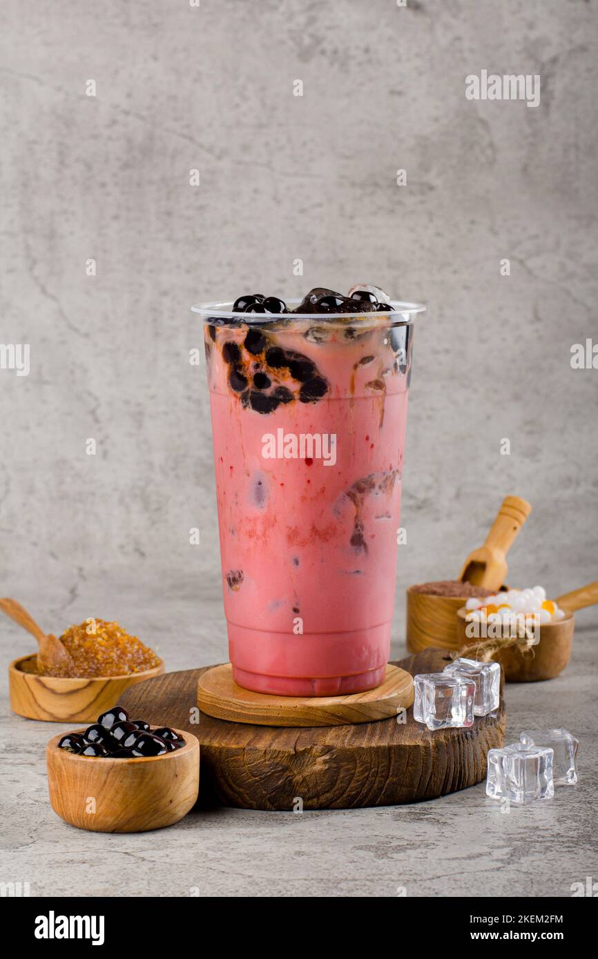 Boba oder Tapioka Perlen ist taiwan Bubble Milch Tee in Kunststoff-Tasse mit rotem Samt Geschmack auf Textur Hintergrund, Sommer Erfrischung. Stockfoto