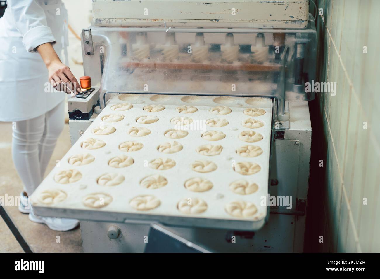 Bäcker bilden Brötchen mit einer Maschine Stockfoto