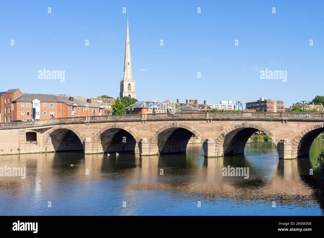 Worcester Bridge und St Andrews Spire in St Andrews Garden of Remembrance neben dem Fluss Severn Worcester Worcestershire England GB Europa Stockfoto