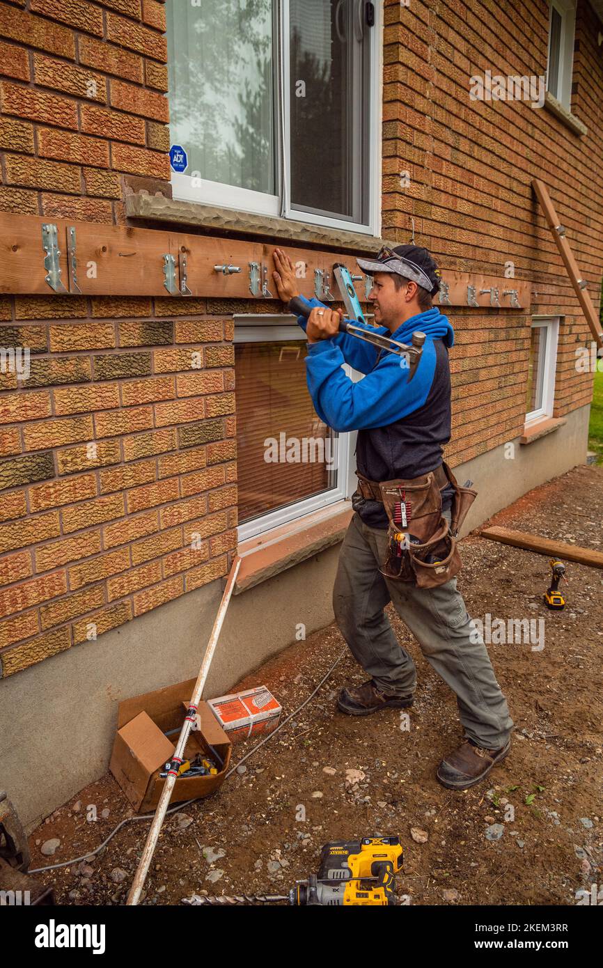 Bauunternehmer bei der Errichtung eines Außendecks, Greater Sudbury, Ontario, Kanada Stockfoto