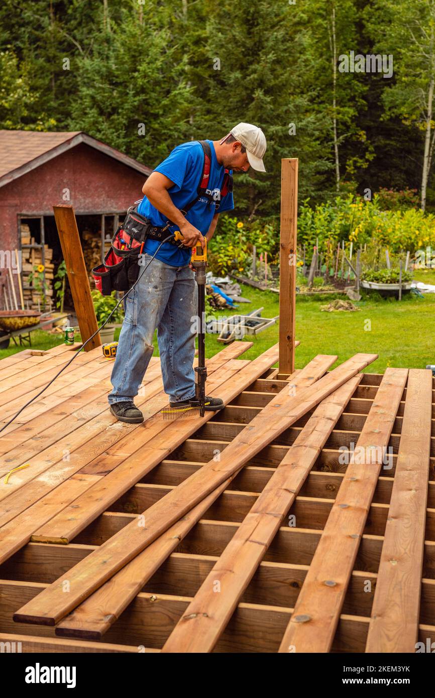 Bauunternehmer bei der Errichtung eines Außendecks, Greater Sudbury, Ontario, Kanada Stockfoto