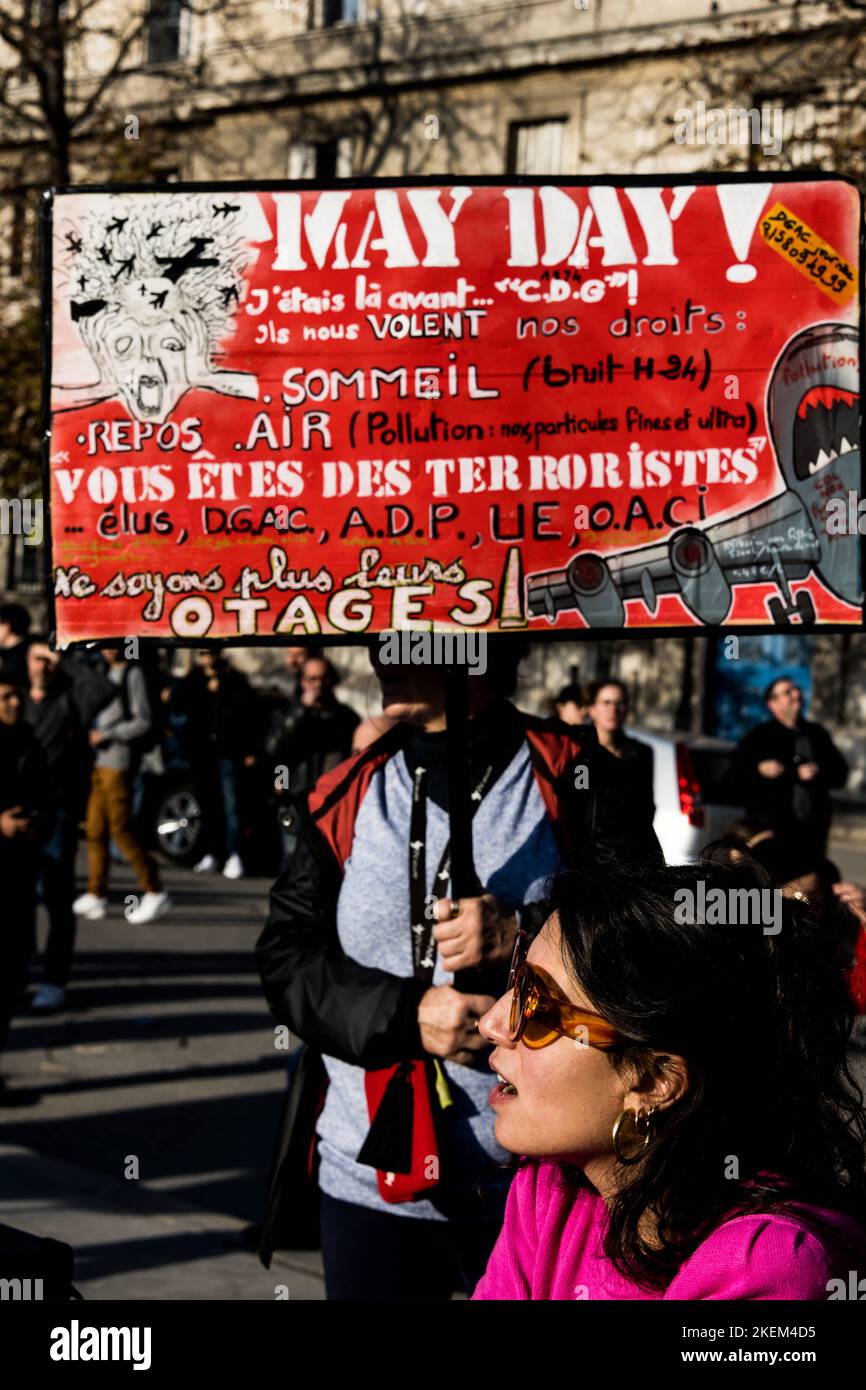 Am 12. November 2022 protestiert der Ökologe gegen Notre Dame in Paris, Frankreich. Während der COP 27 riefen mehrere Umweltparteien und Organisationen zur Mobilisierung auf; mehrere Aktivisten marschierten mit Plakaten, als sie ein Konzert verließen. Foto von Pierrick Villette/ABACAPRESS.COM Stockfoto