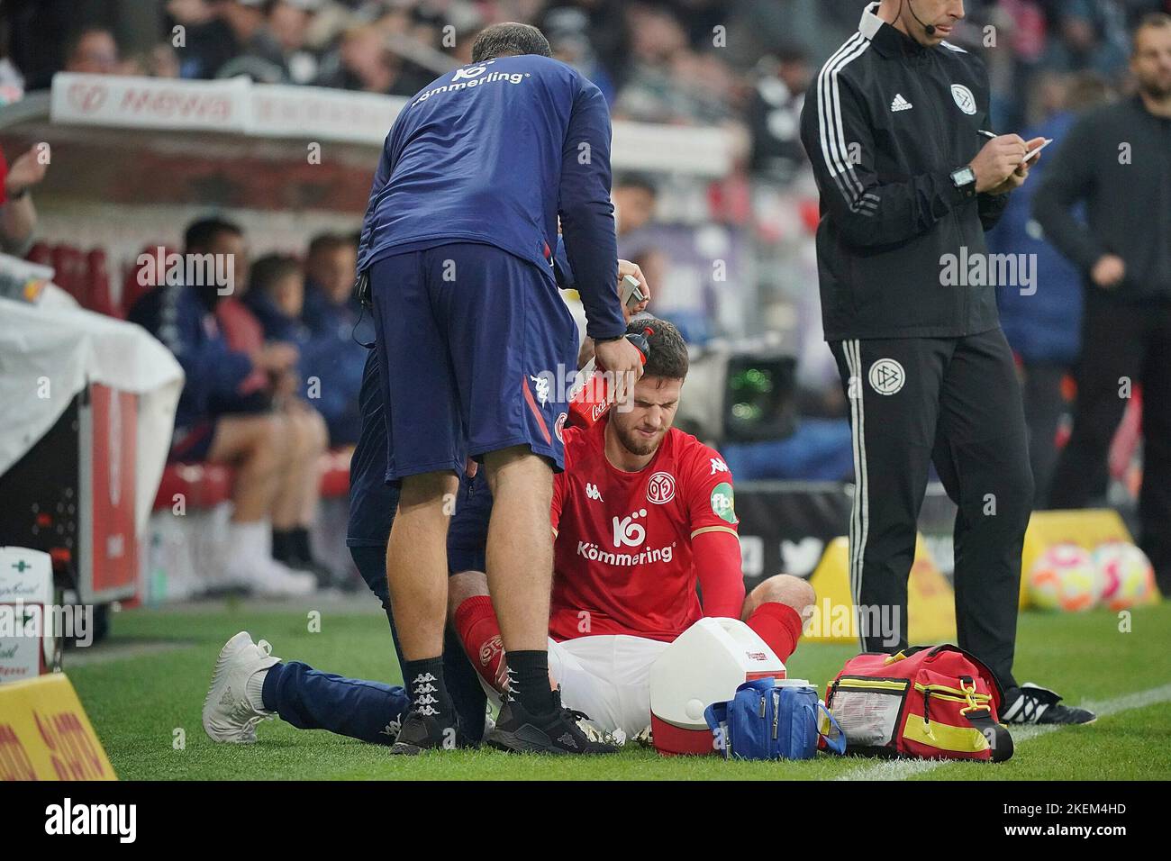 13. November 2022, MEWA Arena, Mainz, GER, 1.FBL, 1.FSV FSV FSV Mainz 05 vs Eintracht Frankfurt, die DFL-Vorschriften verbieten die Verwendung von Fotografien als Bildsequenzen und/oder quasi-Video. Im Bild wird Anton Stach (Mainz) vom Arzt an eine Schnittwunde am Kopf geheftet Stockfoto