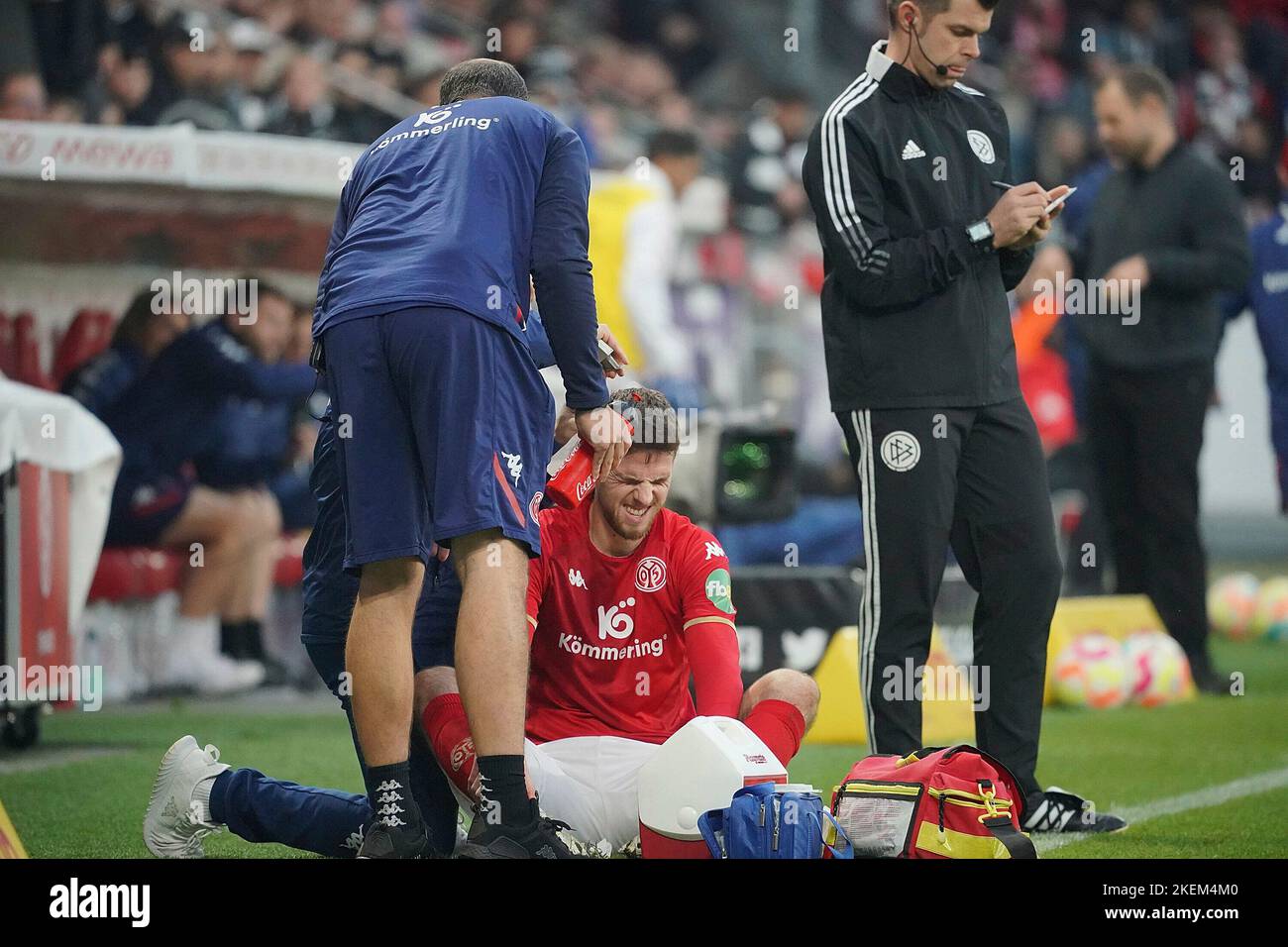 13. November 2022, MEWA Arena, Mainz, GER, 1.FBL, 1.FSV FSV FSV Mainz 05 vs Eintracht Frankfurt, die DFL-Vorschriften verbieten die Verwendung von Fotografien als Bildsequenzen und/oder quasi-Video. Im Bild wird Anton Stach (Mainz) vom Arzt an eine Schnittwunde am Kopf geheftet Stockfoto