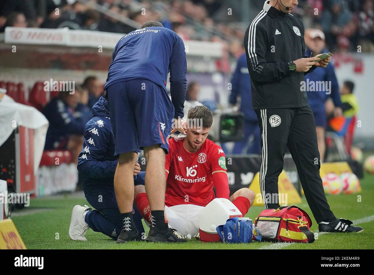 13. November 2022, MEWA Arena, Mainz, GER, 1.FBL, 1.FSV FSV FSV Mainz 05 vs Eintracht Frankfurt, die DFL-Vorschriften verbieten die Verwendung von Fotografien als Bildsequenzen und/oder quasi-Video. Im Bild wird Anton Stach (Mainz) vom Arzt an eine Schnittwunde am Kopf geheftet Stockfoto