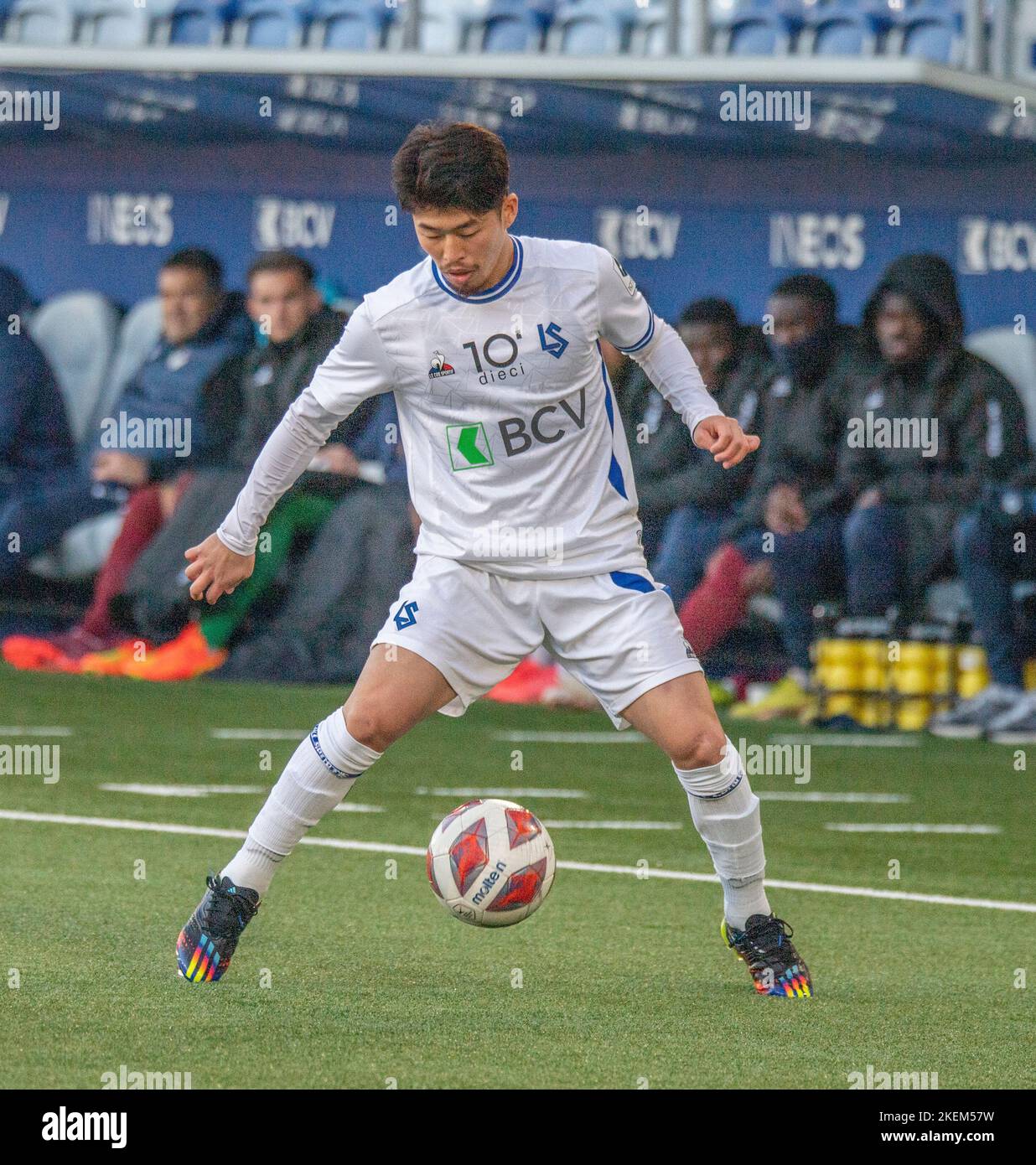 Lausanne Schweiz, 11/13/2022: Toichi Suzuki (Mitte) des FC Lausanne-Sport (28) ist während des 16.. Tages der Challenge League 2022-2023 im Einsatz. Die Challenge League 2022-20223 fand im Stadion Tuiliere in Lausanne zwischen dem FC Lausanne-Sport und dem AC Bellinzona statt. Kredit: Eric Dubost/Alamy Live Nachrichten Stockfoto