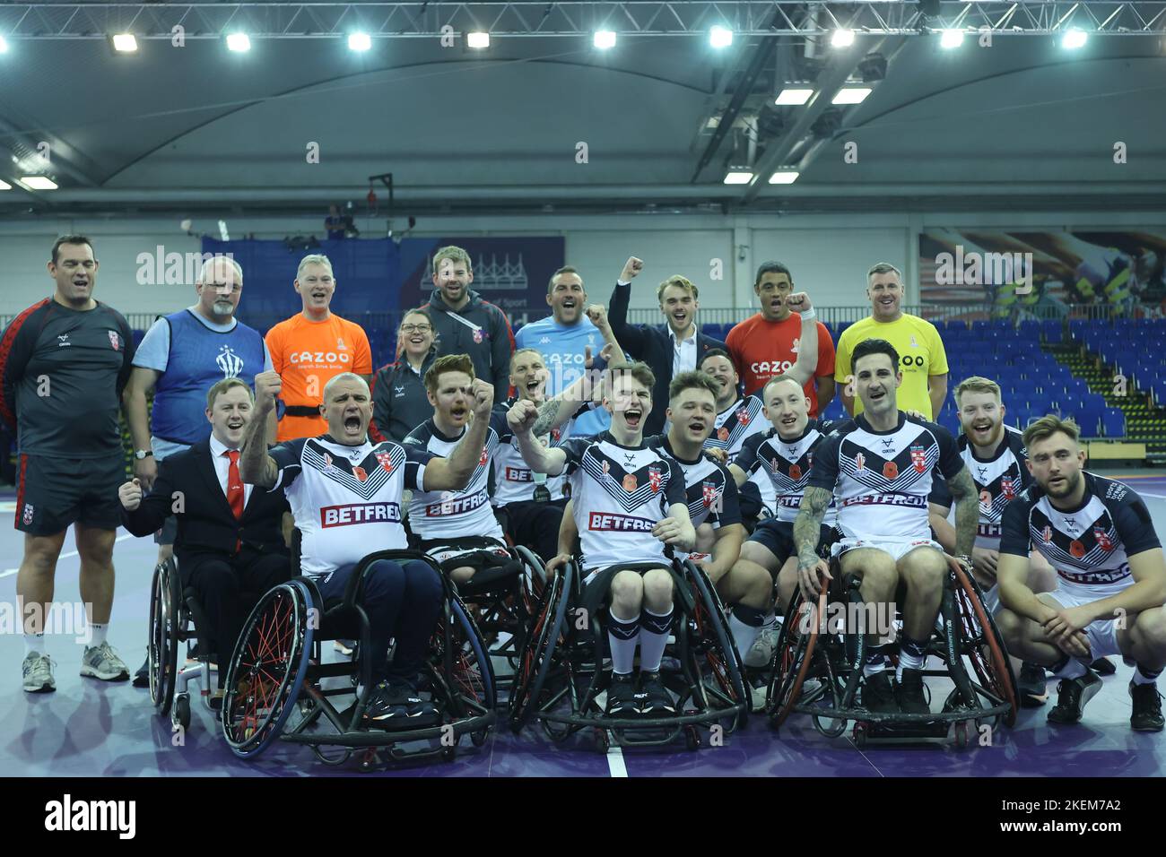 Sheffield, Großbritannien. 13.. November 2022. English Institute of Sport Sheffield, Sheffield, South Yorkshire, 13.. November 2022. England Wheelchair Rugby League vs Wales Wheelchair Rugby League in der Rugby League World Cup 2021 Halbfinale England Wheelchair Rugby League Feiern Sie den Sieg 125-22 über die Wales Wheelchair Rugby League, um einen Platz in der Rugby League World Cup 2021 Wheelchair Final zu buchen Credit: Touchlinepics/Alamy Live News Stockfoto