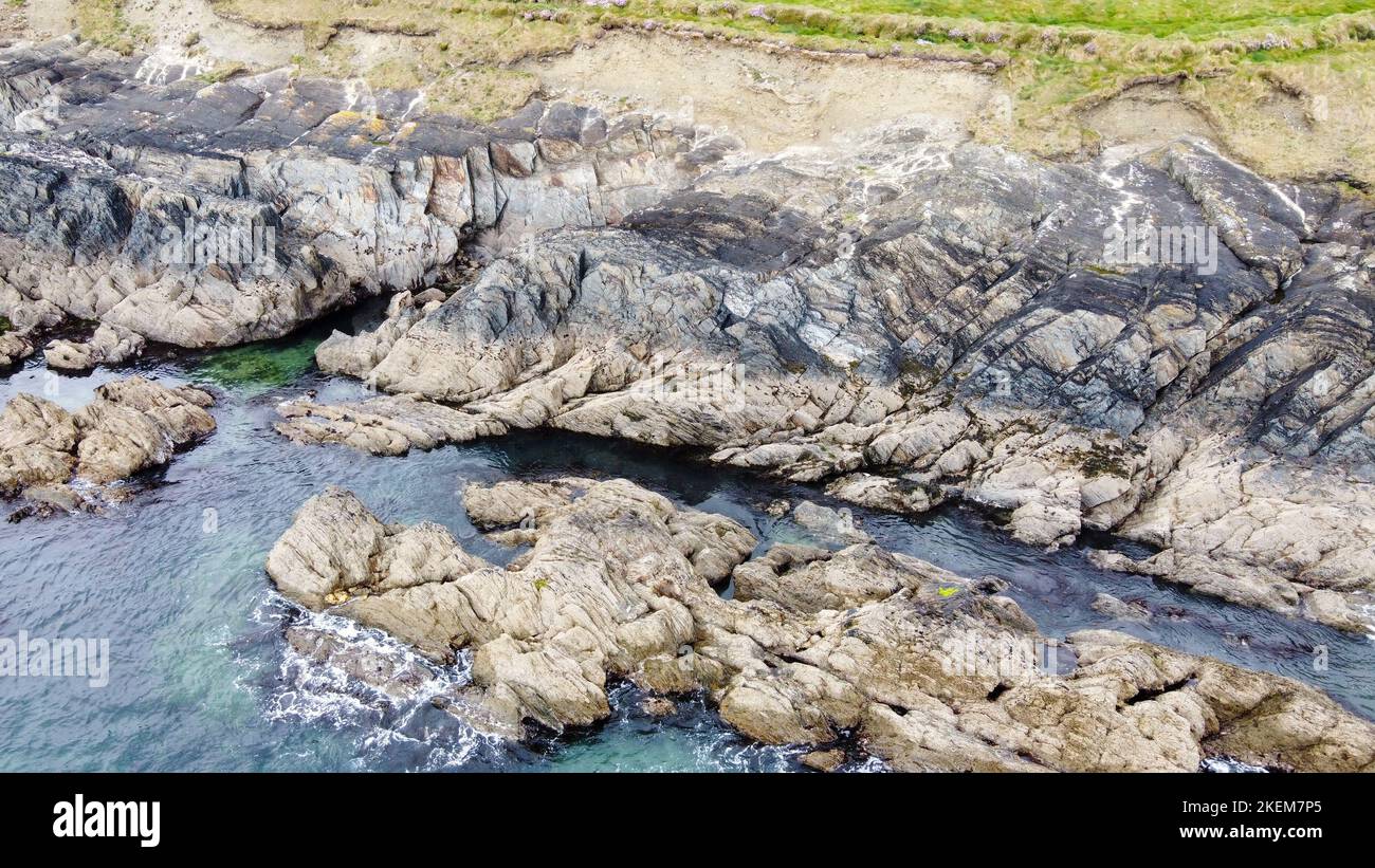 Küstenfelsen unter Meerwasser, Meereslandschaft. Die Küste des Atlantischen Ozeans, der Norden Europas. Wunderschönes Meerwasser, Aussicht von oben. Drohnenfoto. Stockfoto