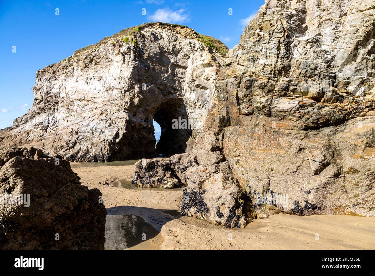 Felsformationen am Strand von Perranporth an der Küste Cornichs Stockfoto