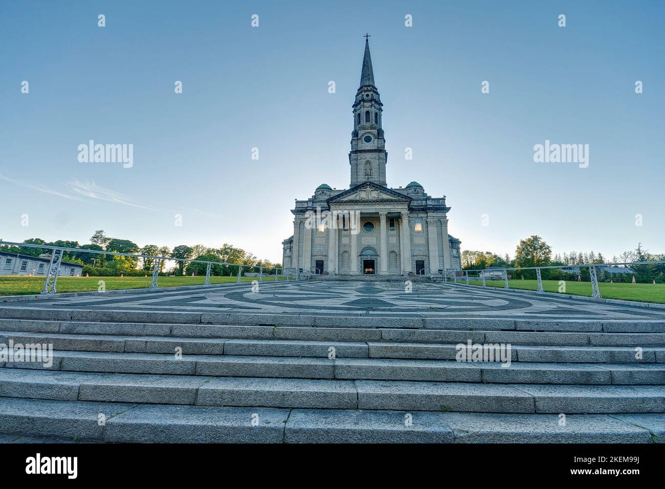 Frontalansicht einer historischen Kirche im ländlichen Irland am Abend bei klarem Himmel, aufgenommen aus der Bodenperspektive im Jahr 2013 Stockfoto