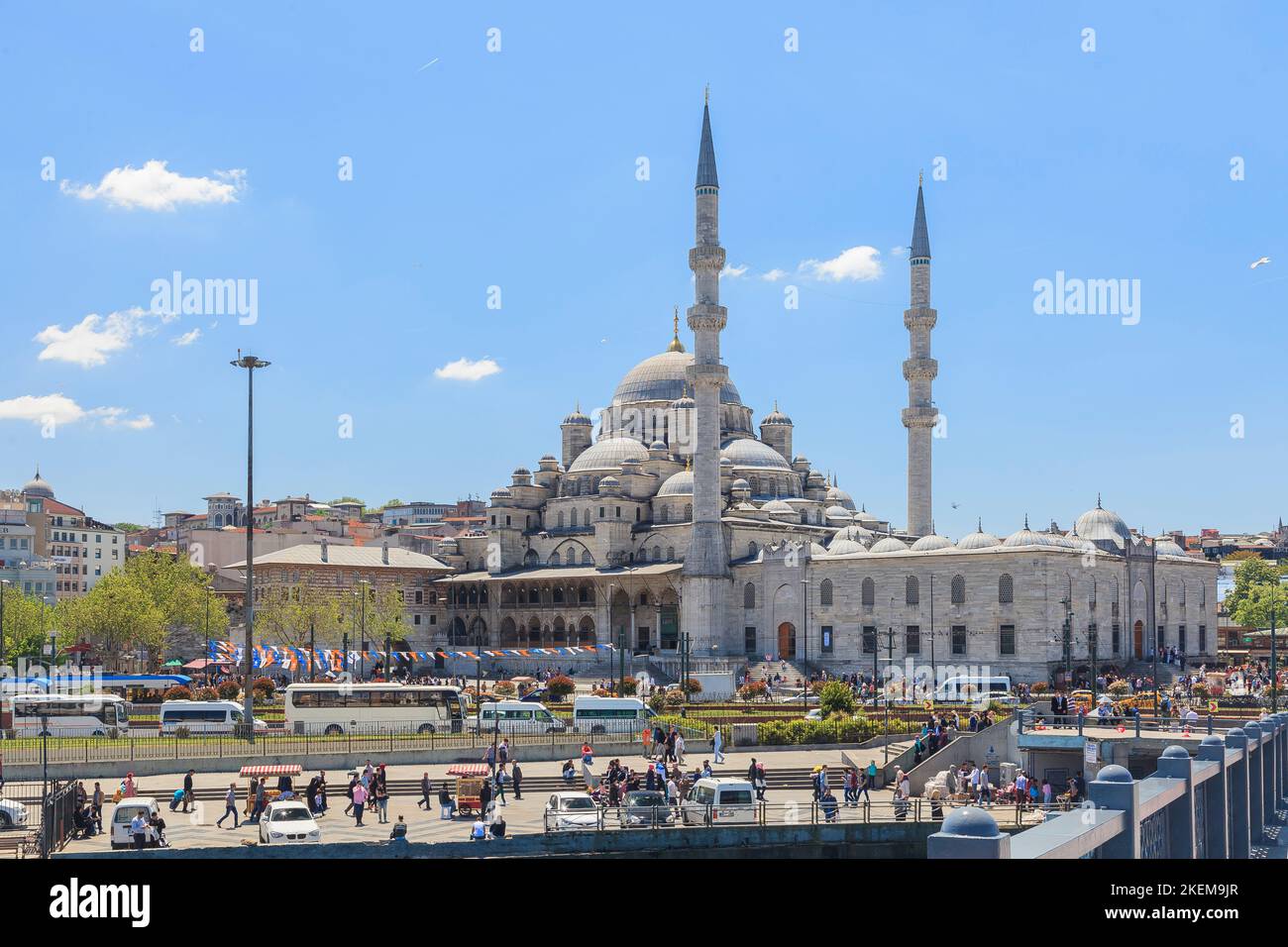 Foto der Rüstem-Pascha-Moschee in Istanbul, fotografiert tagsüber in einem bleuem Himmel von der Galata-Brücke im Mai 2016 Stockfoto
