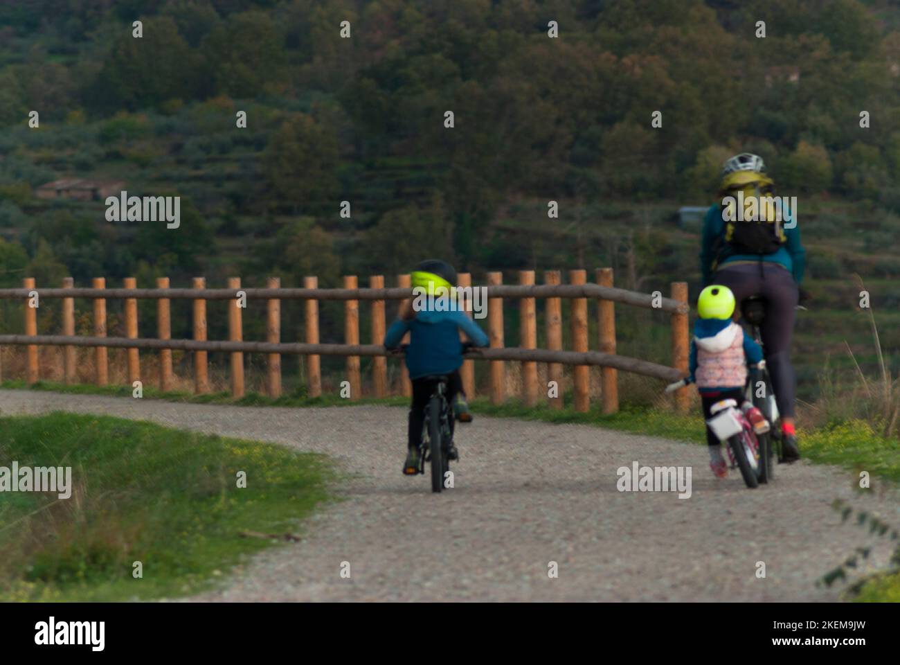 Familie auf dem Mountainbike mit Kindern auf der Via Verde de la Plata Stockfoto