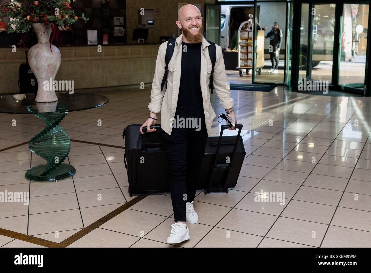 PONTYCLUN, GROSSBRITANNIEN. 13.. November 2022. Der walisische Jonny Williams trifft vor der FIFA-Weltmeisterschaft 2022 in Katar am the13.. November 2022 im Vale Resort, Pontyclun, ein. (Bild von John Smith/FAW) Quelle: Football Association of Wales/Alamy Live News Stockfoto