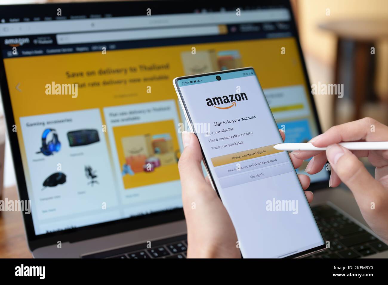 CHIANG MAI, THAILAND - Jul 09, 2022 : Smartphone-Handy zeigt Amazon-Logo zum Online-Shopping. Amazon.com, Inc. American International electronic Stockfoto