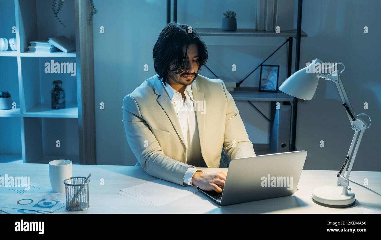 Büro arbeiten elegante Mann Frist Projekt Stockfoto
