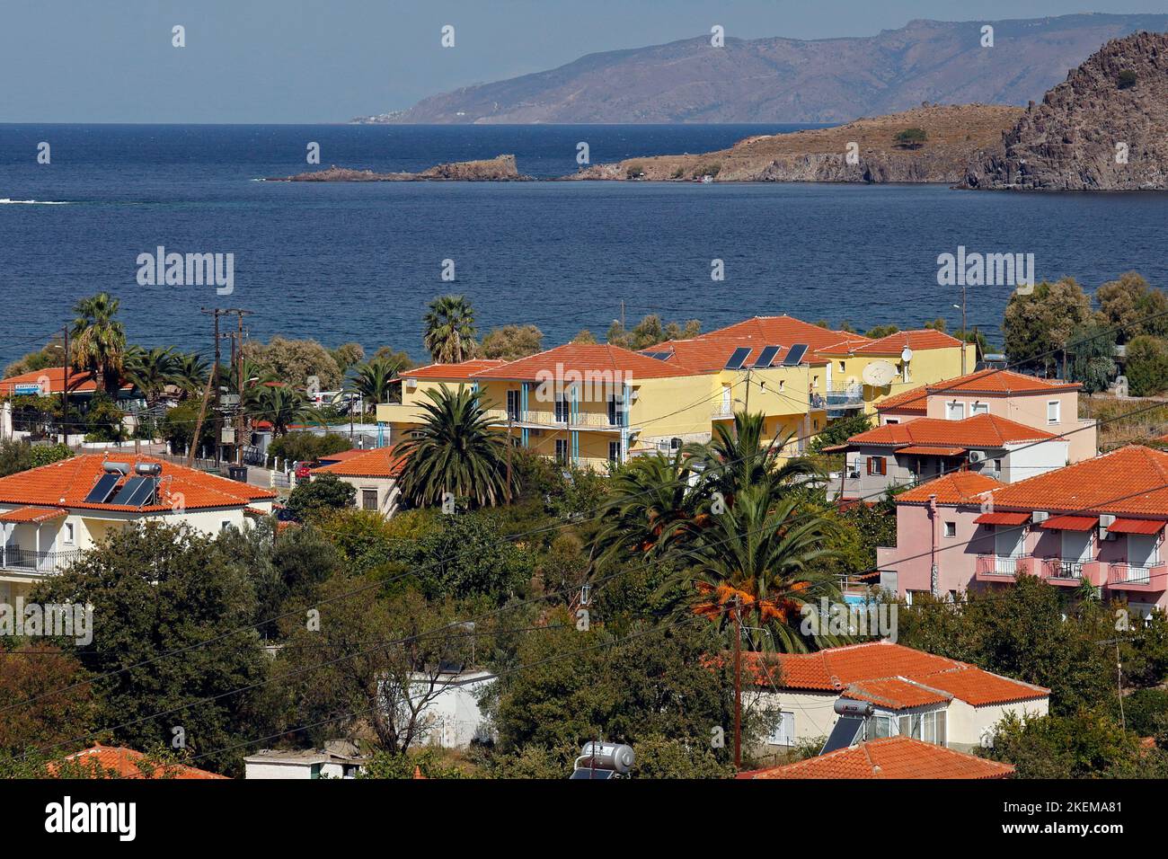 Das Dorf Anaxos. Blick über Anaxos auf das Meer. Lesbos-Insel. Oktober 2022. Herbst. Stockfoto