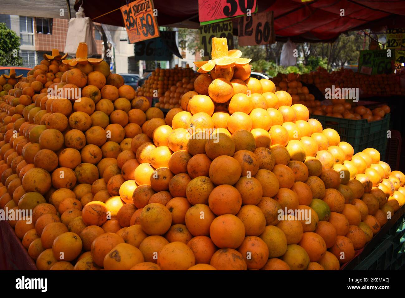 Orangen auf einem mexikanischen Markt Stockfoto
