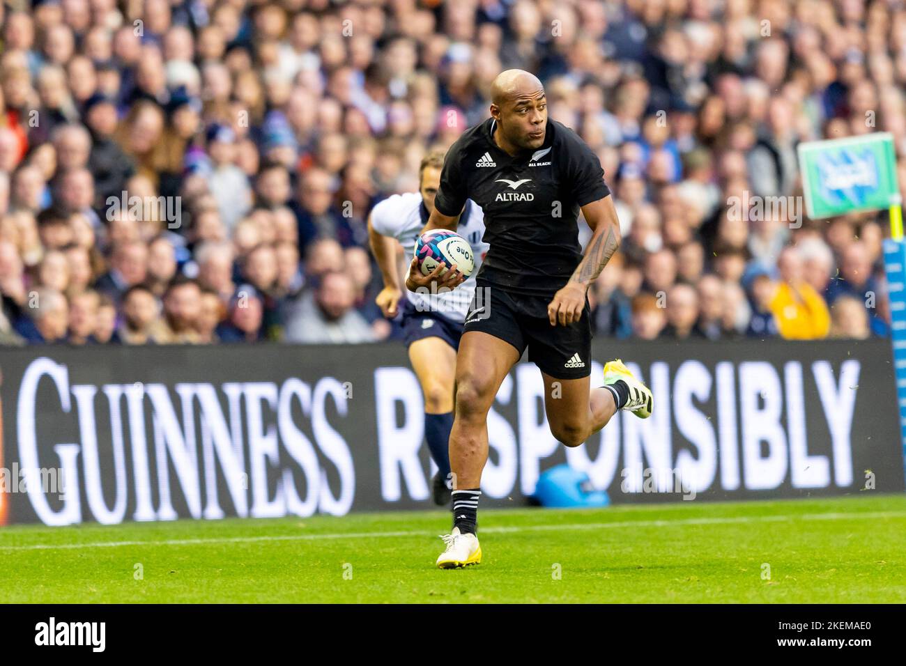 Edinburgh, Schottland, Großbritannien. 13.. November 2022; Murrayfield Stadium, Edinburgh, Schottland: Herbst Series international Rugby Schottland versus Neuseeland; Mark Telea aus Neuseeland führt den Flügel Credit: Action Plus Sports Images/Alamy Live News Stockfoto