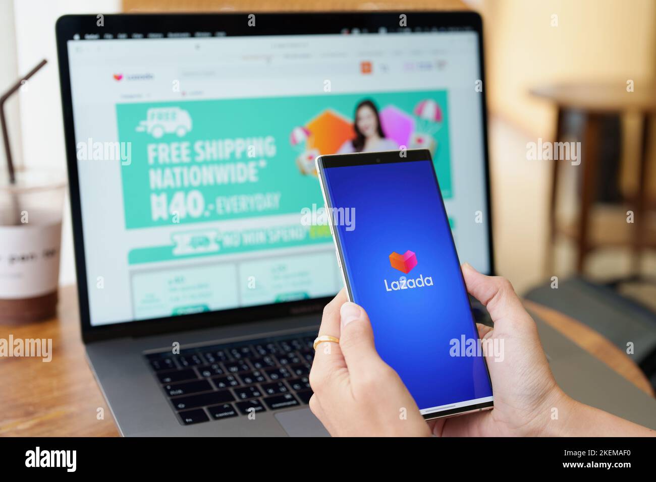 CHIANG MAI, THAILAND, 09. Juli 2022 - Frau mit Mobiltelefon, um die lazada-App zum Online-Shop zu nutzen Stockfoto