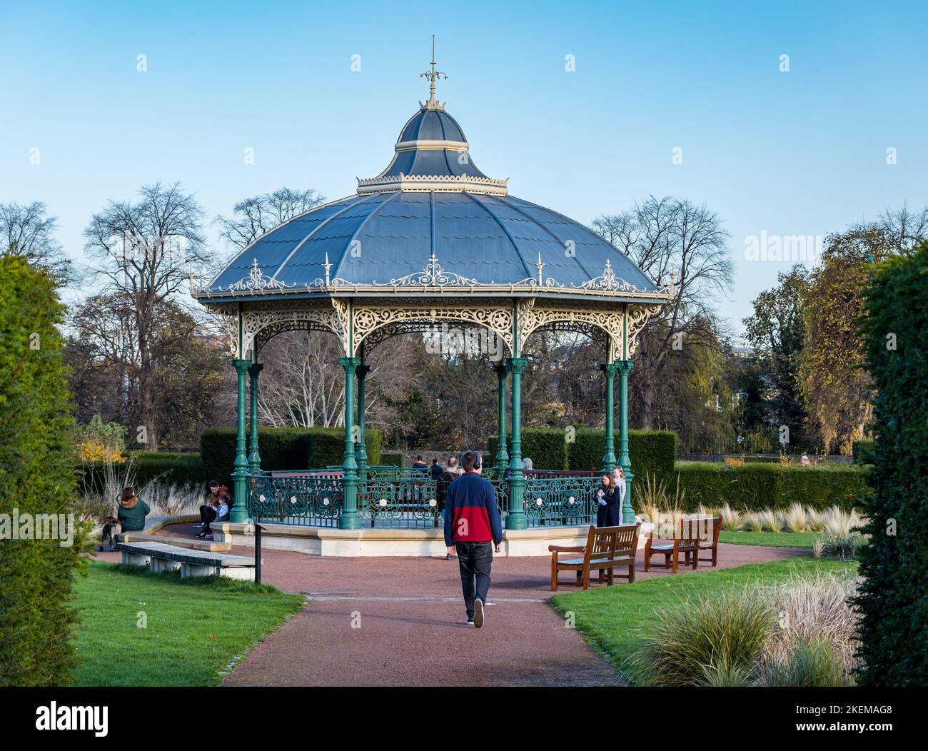 Ornamental restaurierter edwardianischer Bandständer aus Gusseisen, Saughton Park, Edinburgh, Schottland, Großbritannien Stockfoto