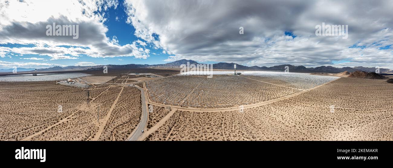 Drohnenpanorama über das Solarthermie-Kraftwerk Ivanpah in Kalifornien bei Sonnenschein tagsüber im Winter Stockfoto