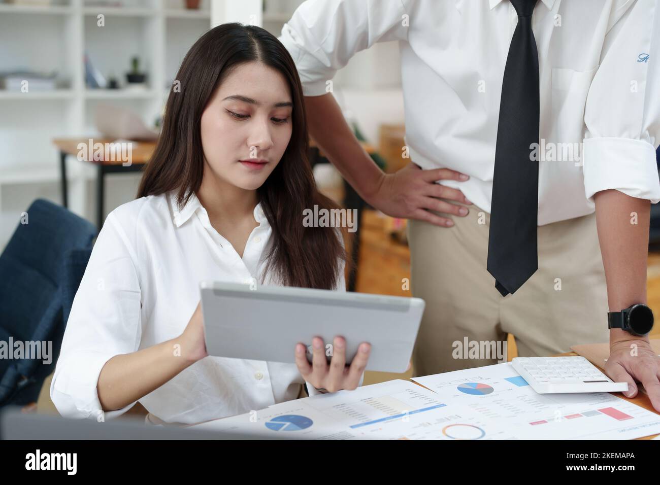 Das Image einer Gruppe von Geschäftsleuten, die mit Partnern zusammenarbeiten, plant, die Investitionsrisiken zu reduzieren und passt Marketingstrategien an, um sie zu analysieren Stockfoto