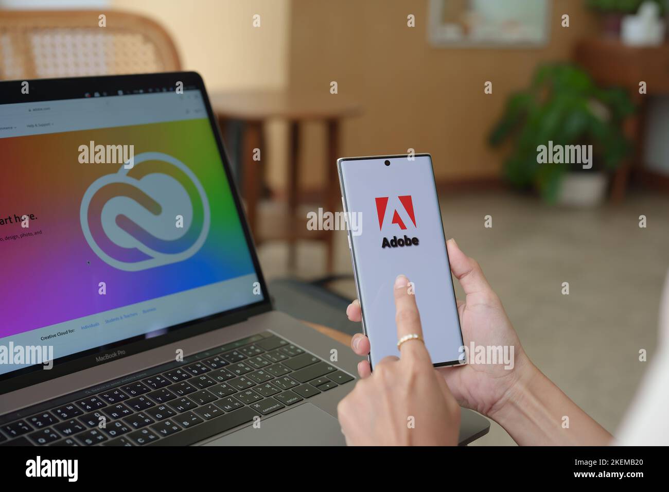 Chiang Mai Thailand. 09. Juli 2022. Frau mit Mobiltelefon, um Adobe Creative Cloud zu öffnen, um Arbeit, Foto, Video, Vorlage, PDF zu erstellen. Stockfoto