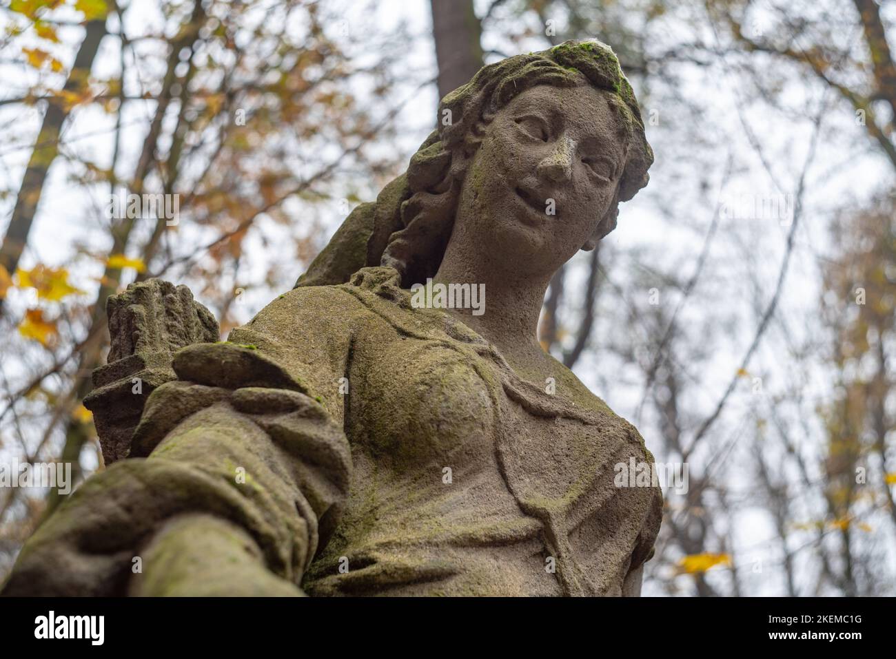 Nahaufnahme der Statue der Göttin Diana im Cibulka Park in Prag. Stockfoto