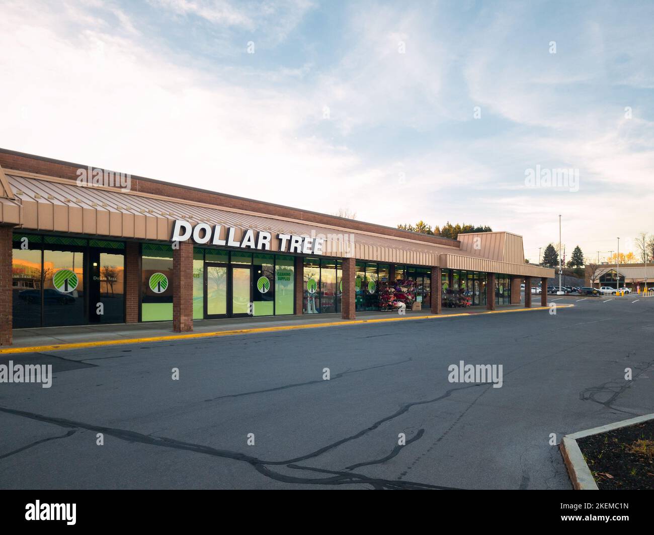 Whitesboro, New York - 17. Okt. 2022: Landschaftsansicht aus nächster Nähe des Dollar Tree Storefront, früher bekannt als (nur $1). Stockfoto
