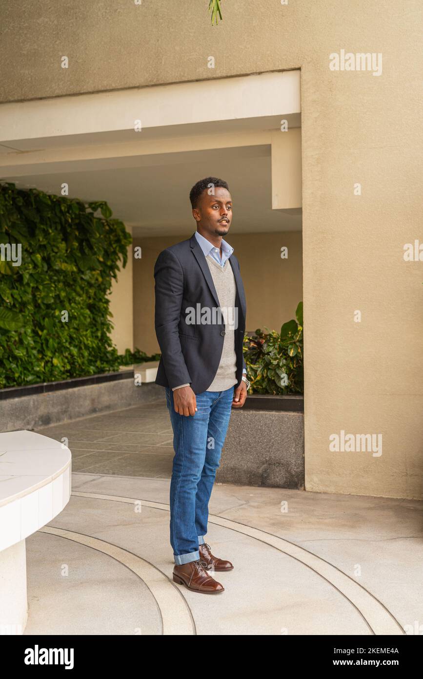 Porträt eines hübschen schwarzen afrikanischen Geschäftsmannes in Anzug Stockfoto