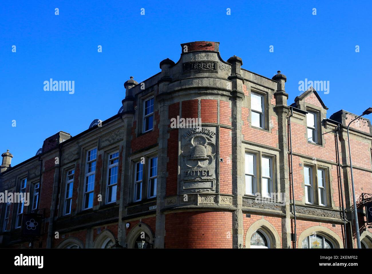 Das Landsdowne-Haus, Canton, Cardiff. Außenansicht mit blauem Himmel. November 2022. Herbst. Stockfoto