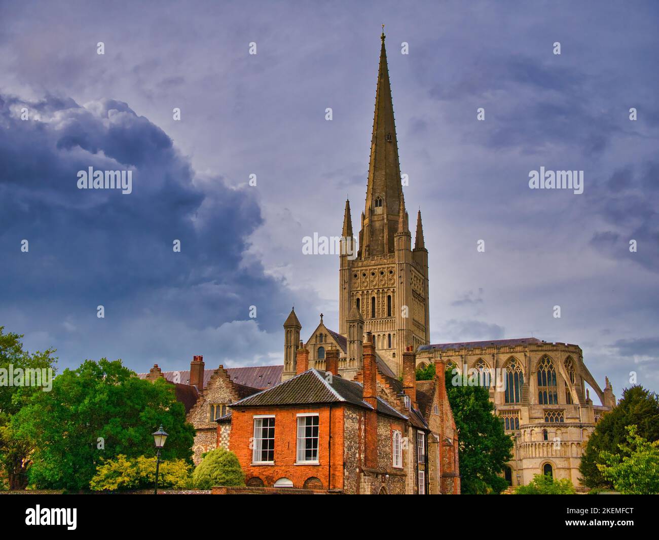 Der steinerne Turm der Norwich Cathedral im normannischen Stil, die Kathedralkirche der Church of England Diözese Norwich, Norfolk, Großbritannien Stockfoto