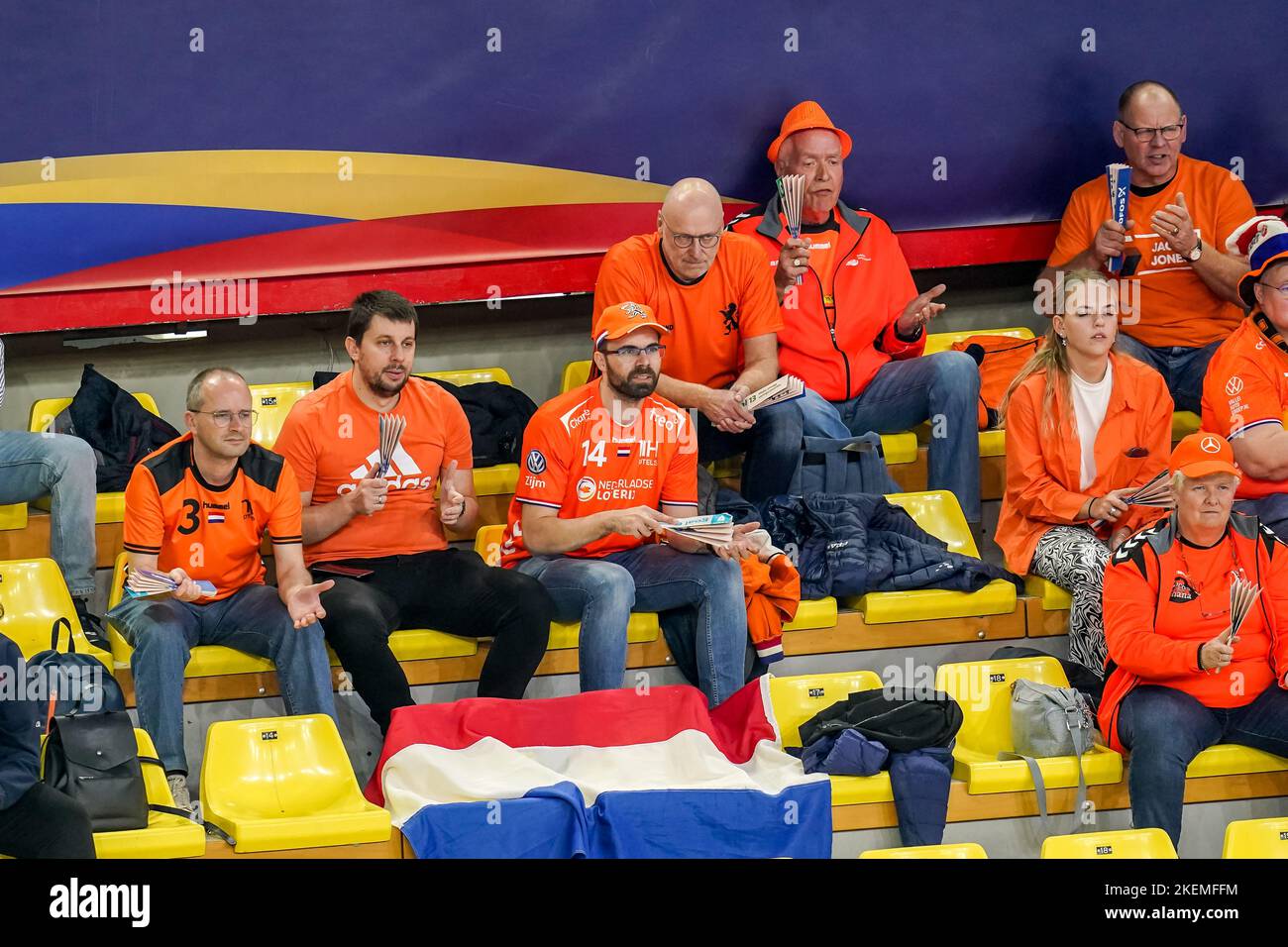 SKOPJE, MAZEDONIEN - 13. NOVEMBER: Fans und Unterstützer der Niederlande während der Hauptrunde - EHF EURO 2022 Spiel zwischen den Niederlanden und Spanien in der Arena Boris Trajkovski am 13. November 2022 in Skopje, Mazedonien (Foto: Henk Seppen/Orange Picches) Stockfoto