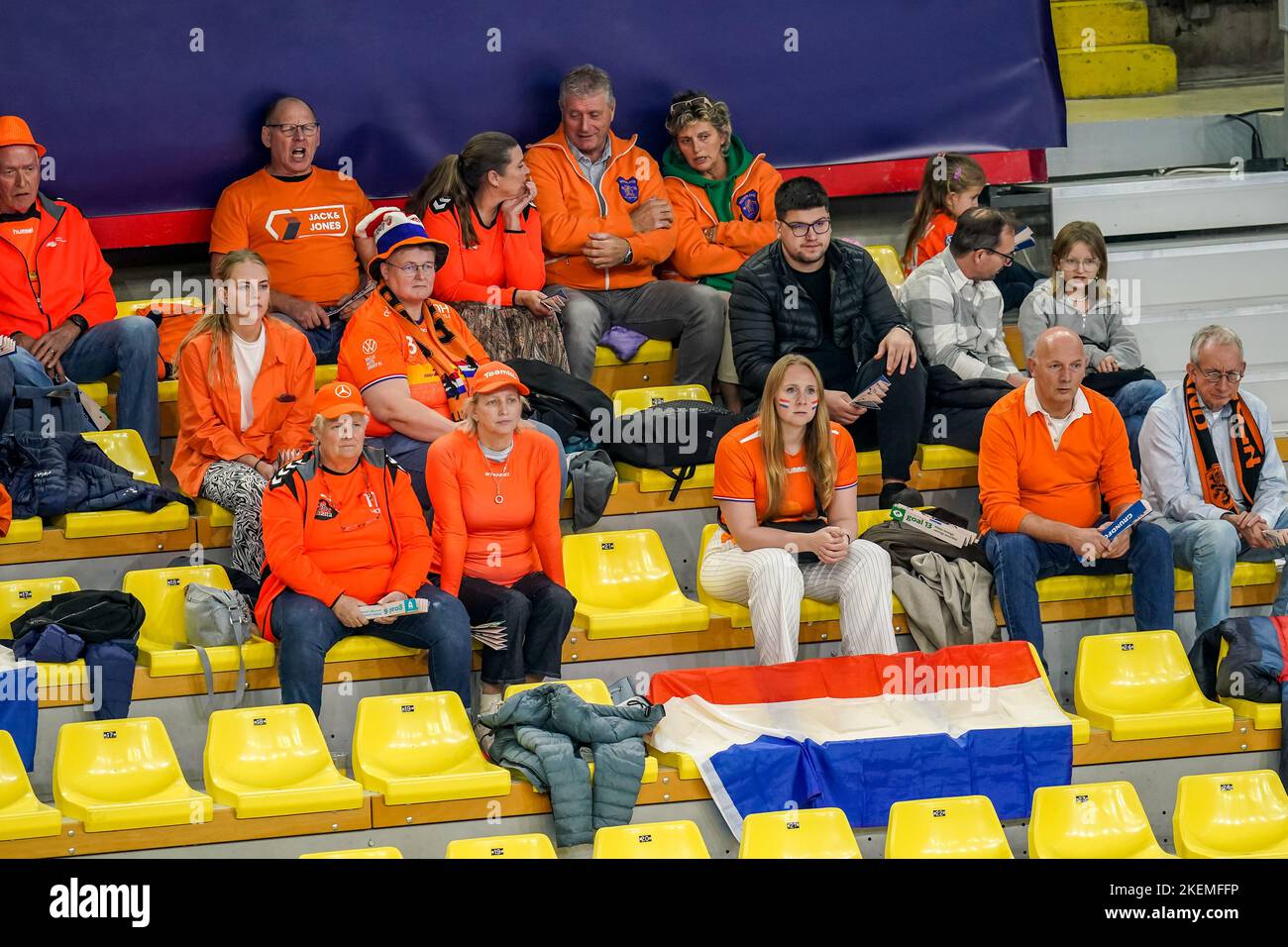 SKOPJE, MAZEDONIEN - 13. NOVEMBER: Fans und Unterstützer der Niederlande während der Hauptrunde - EHF EURO 2022 Spiel zwischen den Niederlanden und Spanien in der Arena Boris Trajkovski am 13. November 2022 in Skopje, Mazedonien (Foto: Henk Seppen/Orange Picches) Stockfoto