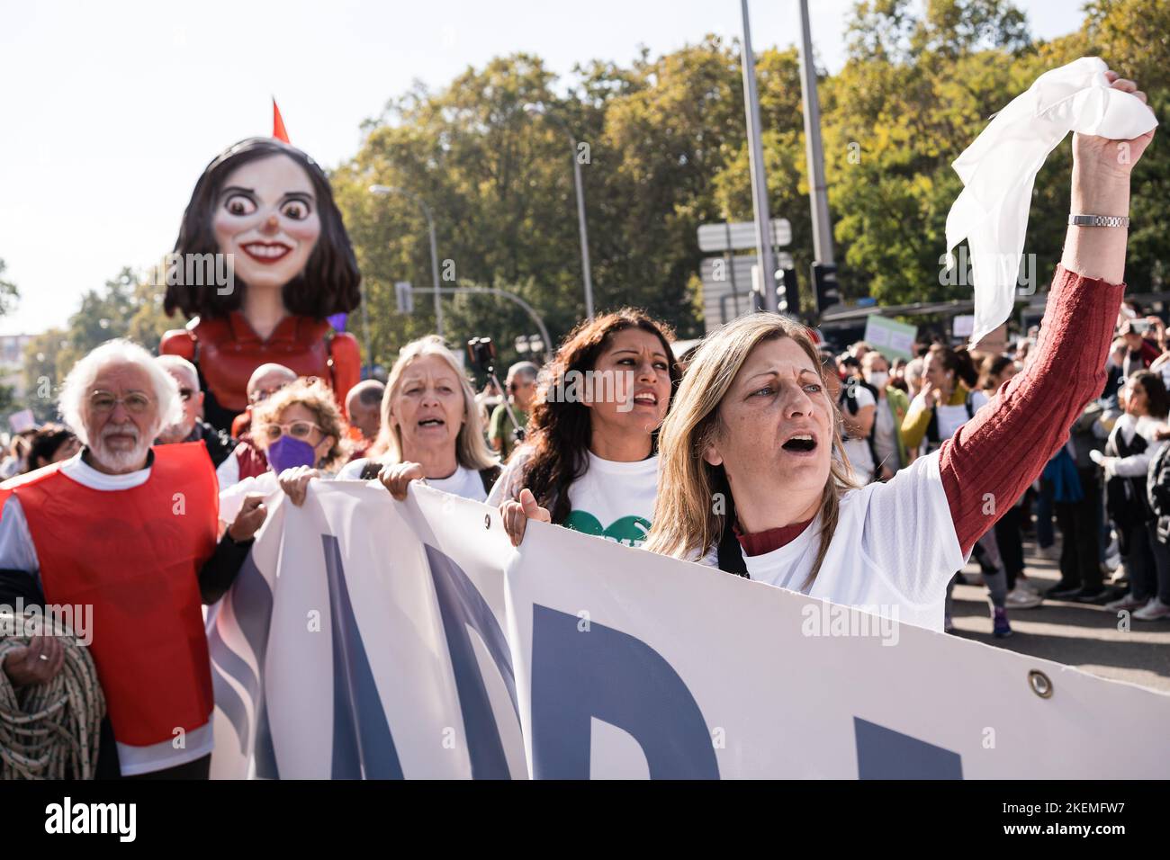 Madrid, Spanien. 13.. November 2022. Die Demonstranten tragen eine Figur von Isabel Díaz Ayuso, die sie während einer Demonstration für Missmanagement im Gesundheitsministerium verantwortlich machen. Tausende von Demonstranten marschierten auf den Straßen von Madrid, um eine Verbesserung der öffentlichen Gesundheitsdienste zu fordern. Die Demonstranten behaupten, dass sich die soziale Gesundheit in Spanien und insbesondere in Madrid verschlechtert habe und weisen auf Missmanagement seitens Isabel Diaz Ayuso hin. (Foto von Diego Radames/SOPA Images/Sipa USA) Quelle: SIPA USA/Alamy Live News Stockfoto