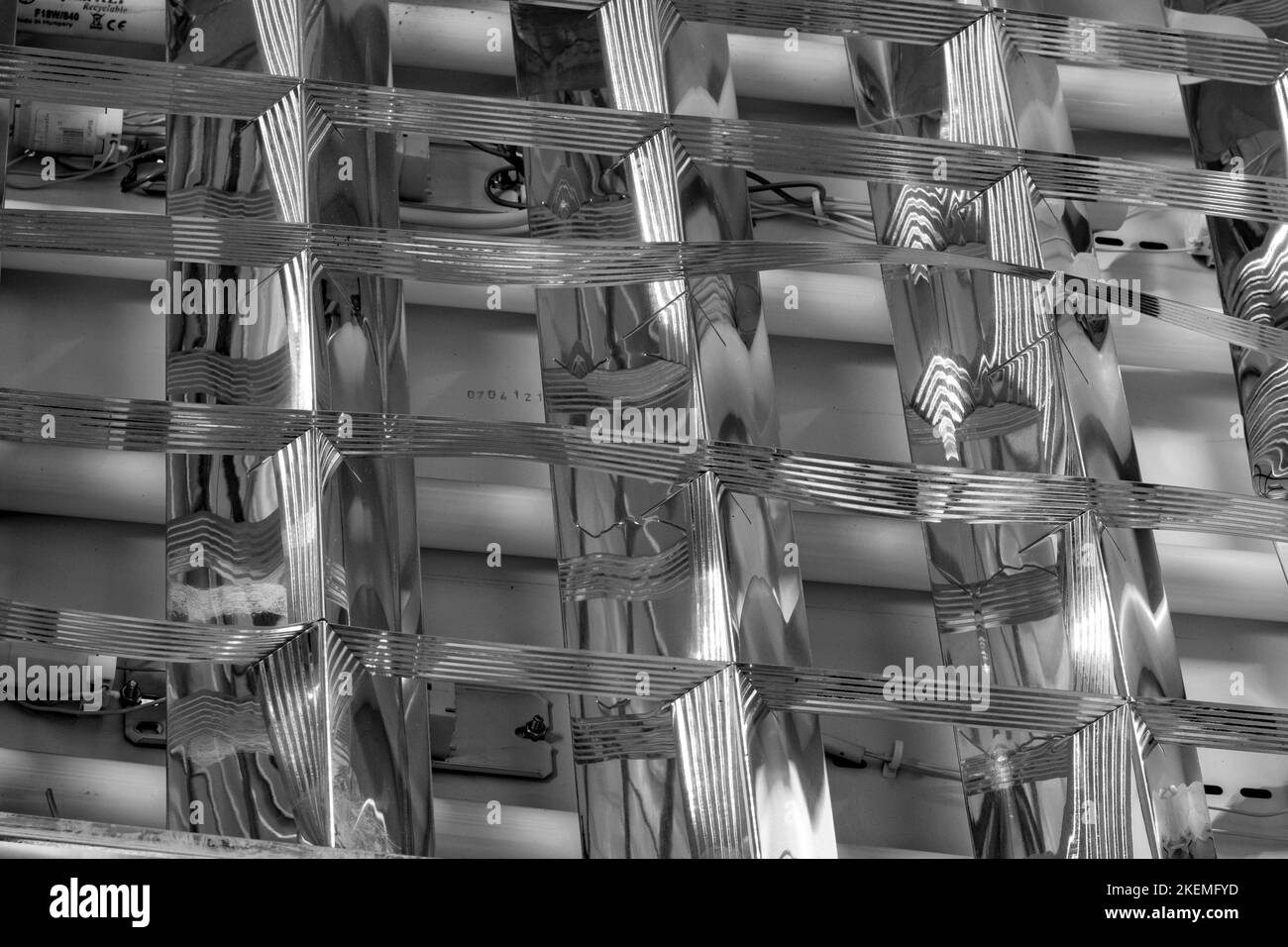 Deckenbeleuchtung mit Leuchtstofflampen in silbernem Rahmen Stockfoto