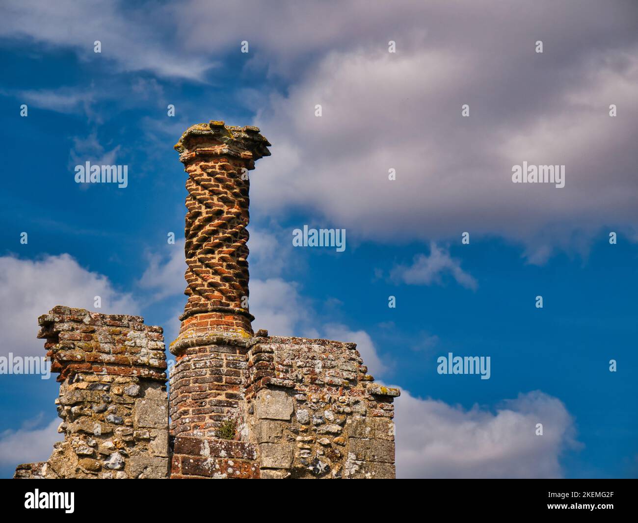 Ein verzierter Kamin auf Framlingham Castle in Suffolk, England, Großbritannien. Der Schornstein stammt aus der Tudor-Zeit und war ein Zeichen des Status Stockfoto