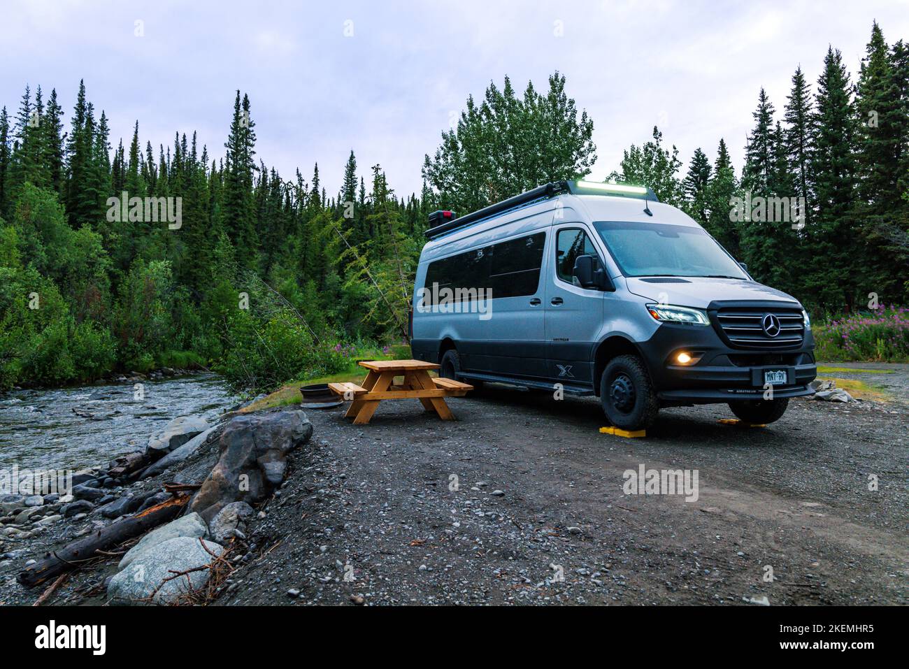 Airstream Interstate 24X 4WD Wohnmobil in der Abenddämmerung; Ranch House Lodge Campingplatz; Glennallen; Alaska; USA Stockfoto