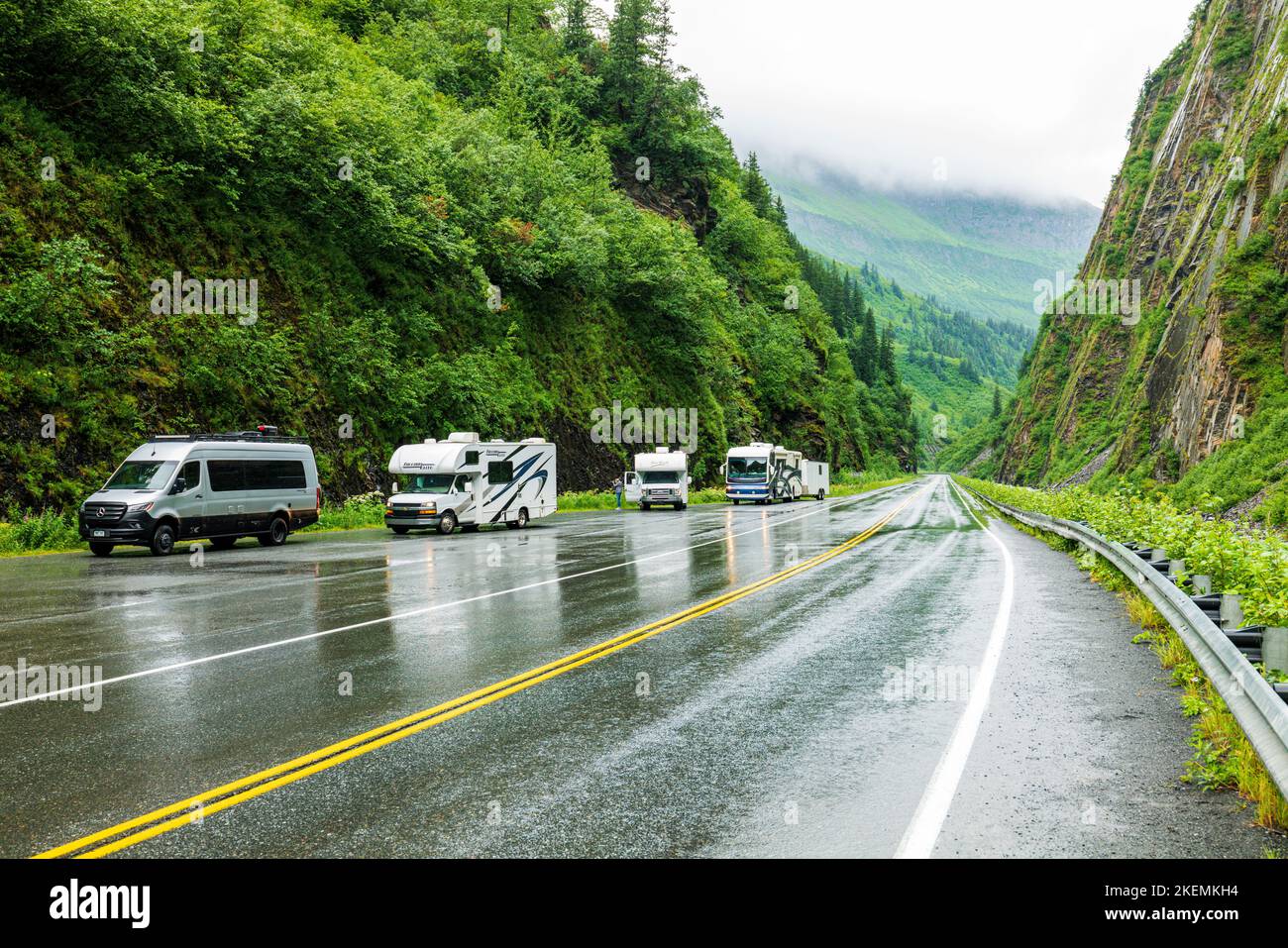 Freizeitfahrzeuge; Regen; Thompson Pass; Richardson Highway; Alaska; USA Stockfoto