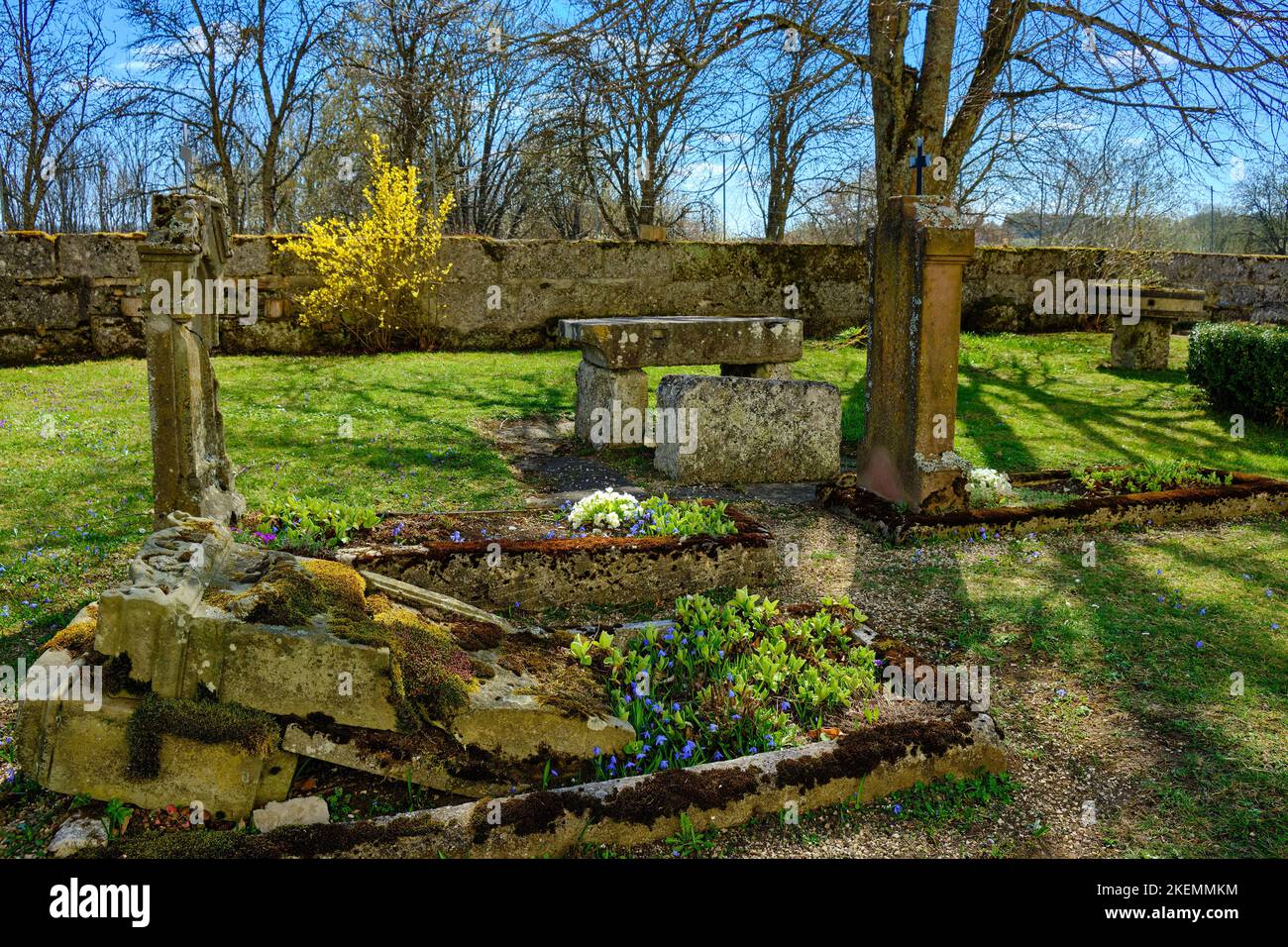 Friedhof des verlassenen Dorfes Gruorn, ehemaliges militärisches Ausbildungsgebiet der Münsingen-Region, Naturschutzgebiet Schwäbische Alb, Deutschland. Stockfoto