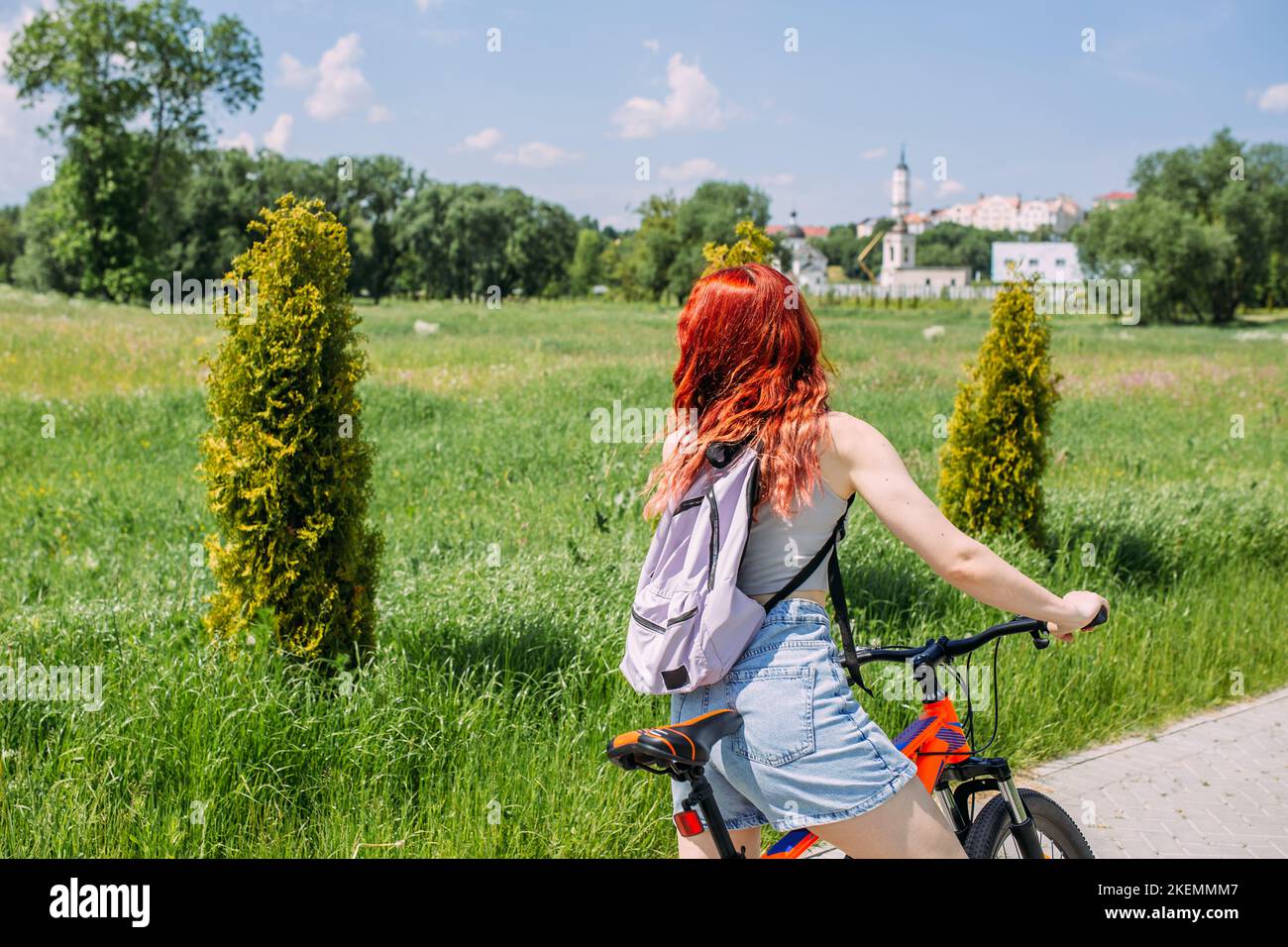 Junge Frau in der Stadt fährt Fahrrad und führt einen aktiven Lebensstil beim Sport Stockfoto