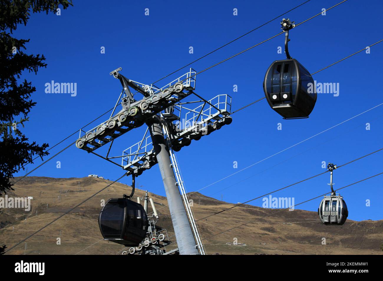 Verbier Gondolas im Herbst vor einem klaren blauen Himmel ohne Schnee. Umweltformen des Transports, alternative Lebensformen Stockfoto