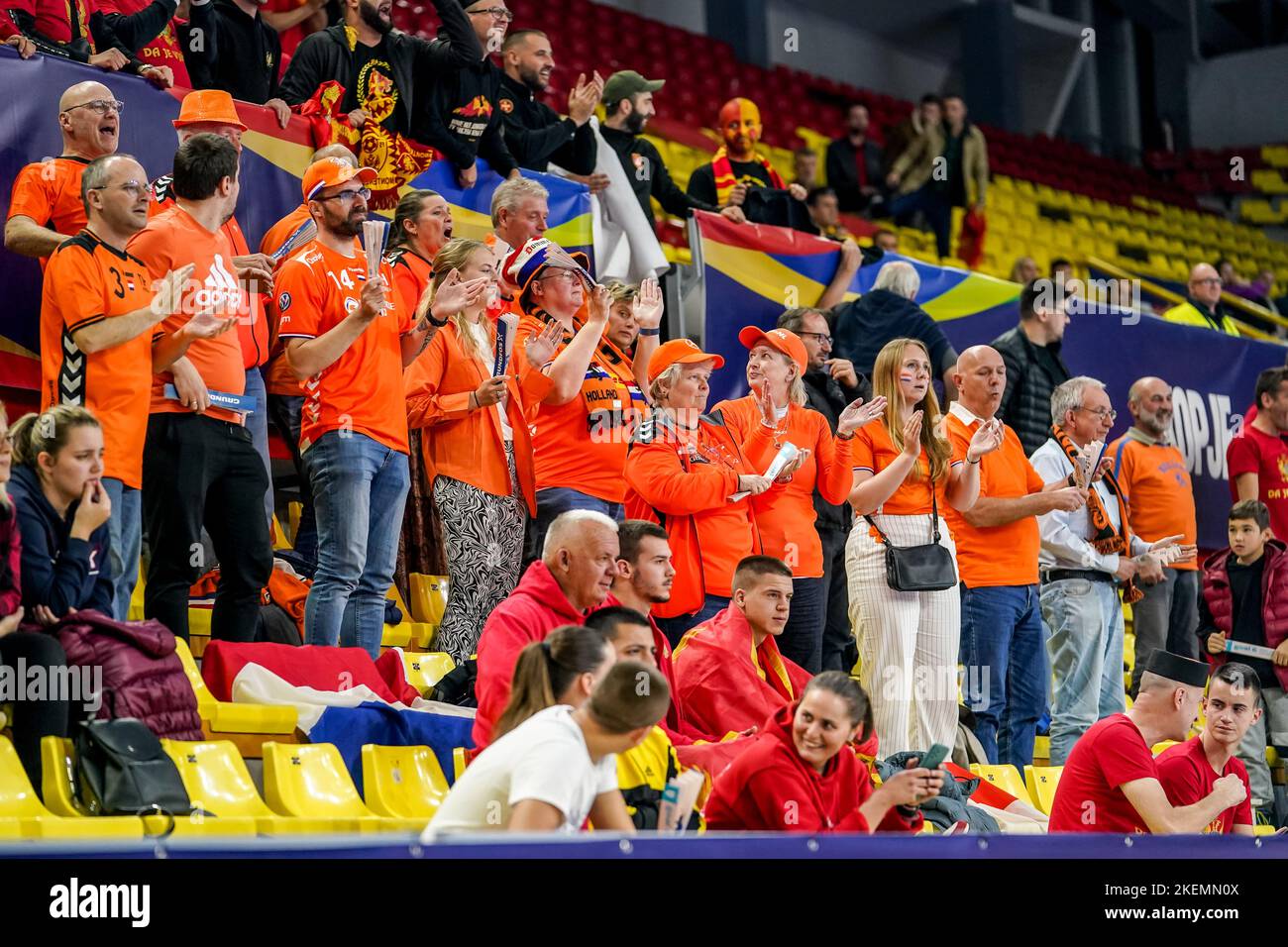 SKOPJE, MAZEDONIEN - 13. NOVEMBER: Fans und Unterstützer der Niederlande während der Hauptrunde - EHF EURO 2022 Spiel zwischen den Niederlanden und Spanien in der Arena Boris Trajkovski am 13. November 2022 in Skopje, Mazedonien (Foto: Henk Seppen/Orange Picches) Stockfoto