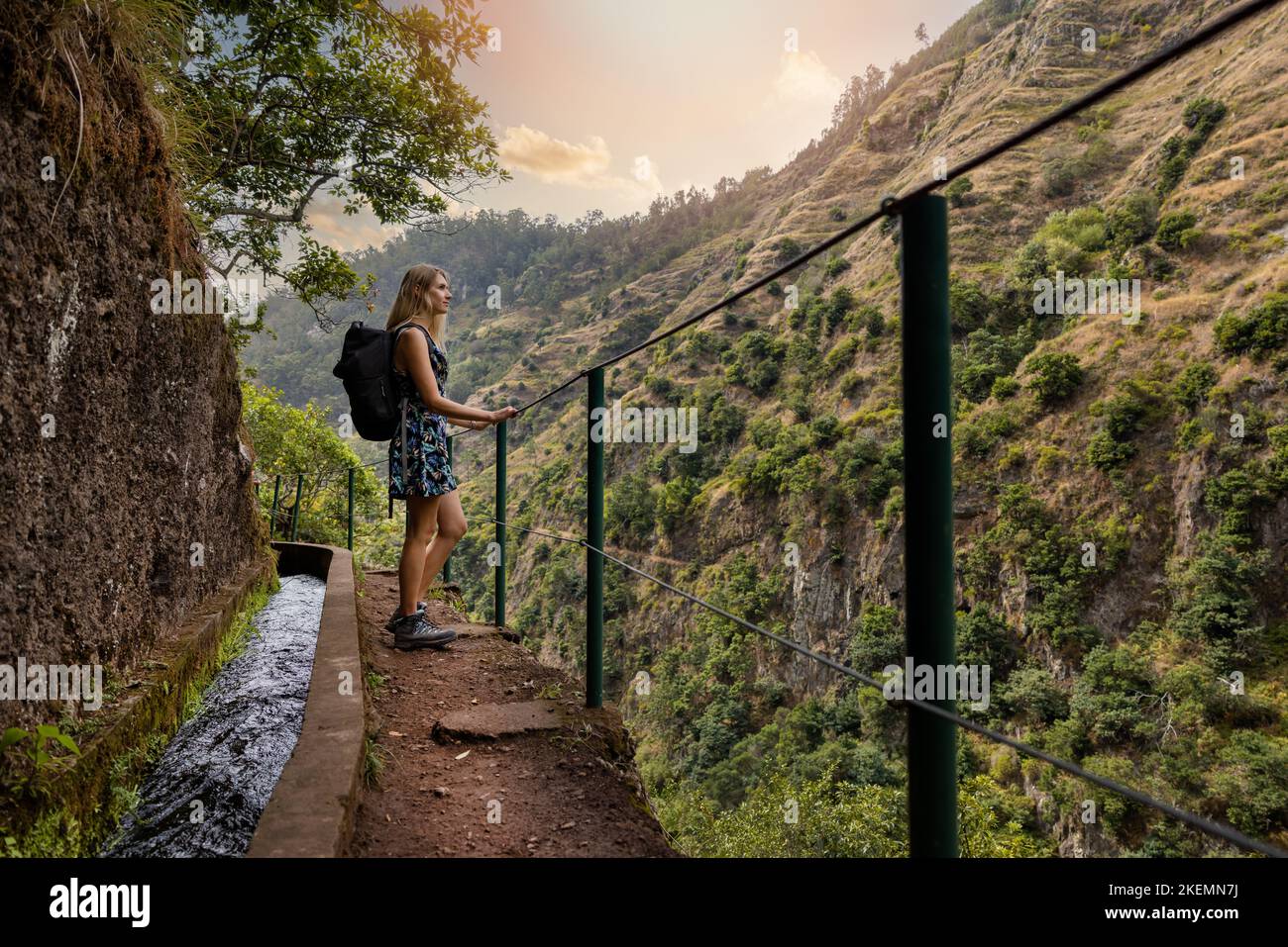 Natur der Insel Madeira. Frau, die wunderschöne Landschaft auf dem Levada-Bergweg genießt. Portugal Stockfoto