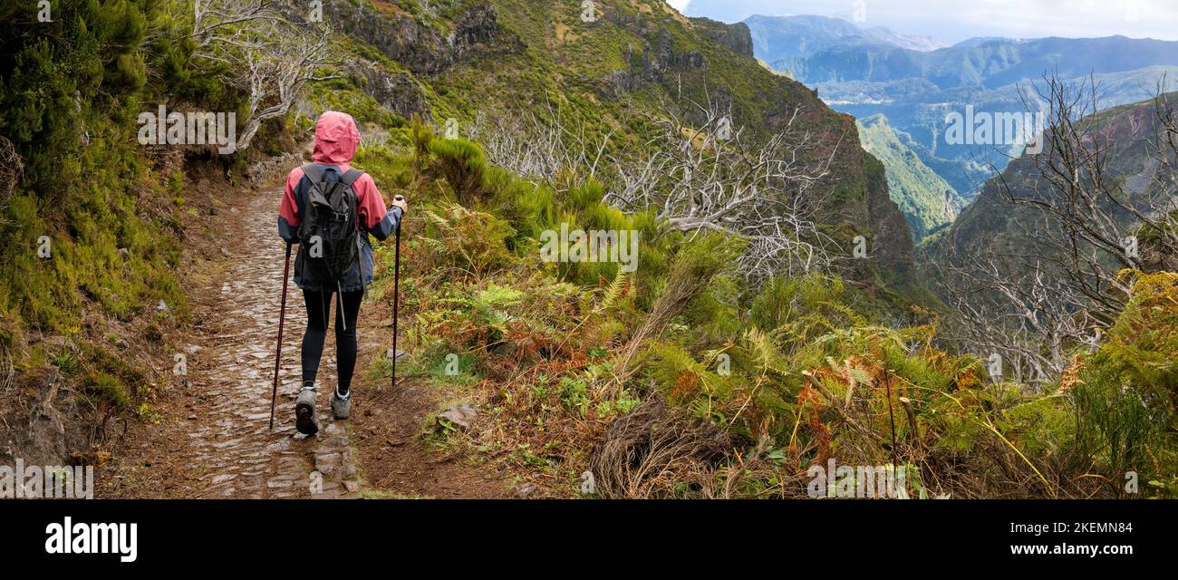 Wanderer wandern auf dem Bergweg auf der Insel Madeira mit herrlichem Blick auf die Landschaft. Banner mit Kopierfläche Stockfoto