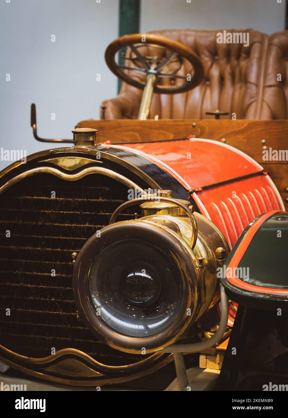 Eine vertikale Aufnahme eines Oldtimers im Museum der Stadt der Automobile in Mulhouse Frankreich Stockfoto