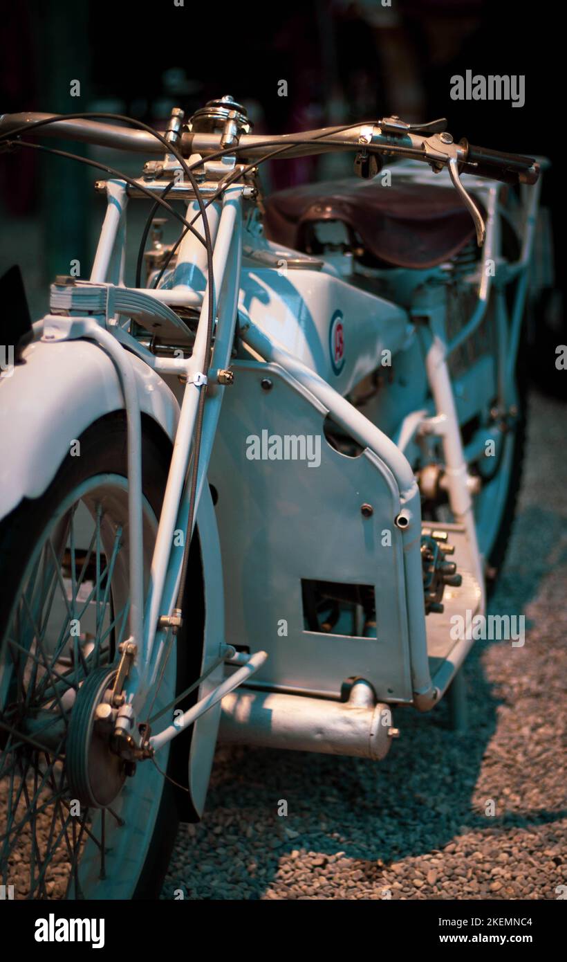 Eine vertikale Aufnahme eines Oldtimer-Motorrads im Museum der Stadt der Automobile in Mulhouse Frankreich Stockfoto