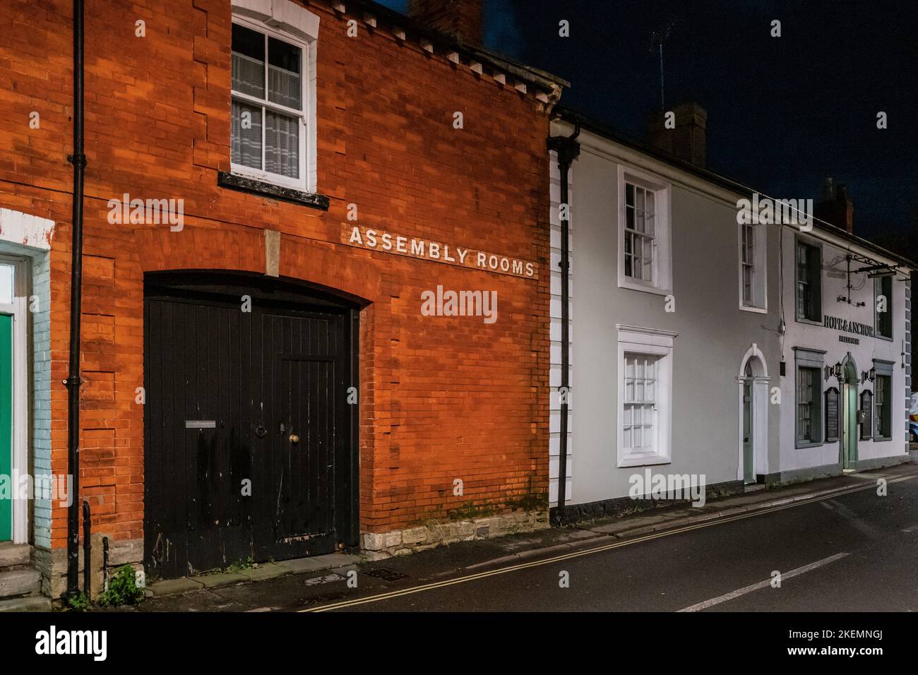 Versammlungsräume in der St. Michael's Lane, Bridport, fotografiert bei Nacht im Herbst Stockfoto