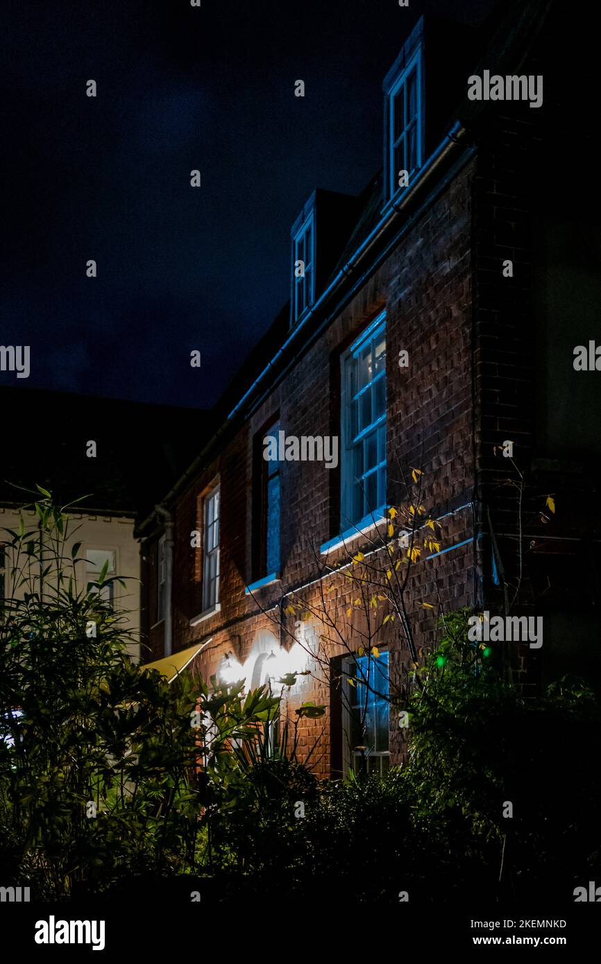 Bridport bei Nacht, Hofhaus in einer Herbstnacht. Ruhig und atmosphärisch. Nachtaufnahme. Stockfoto